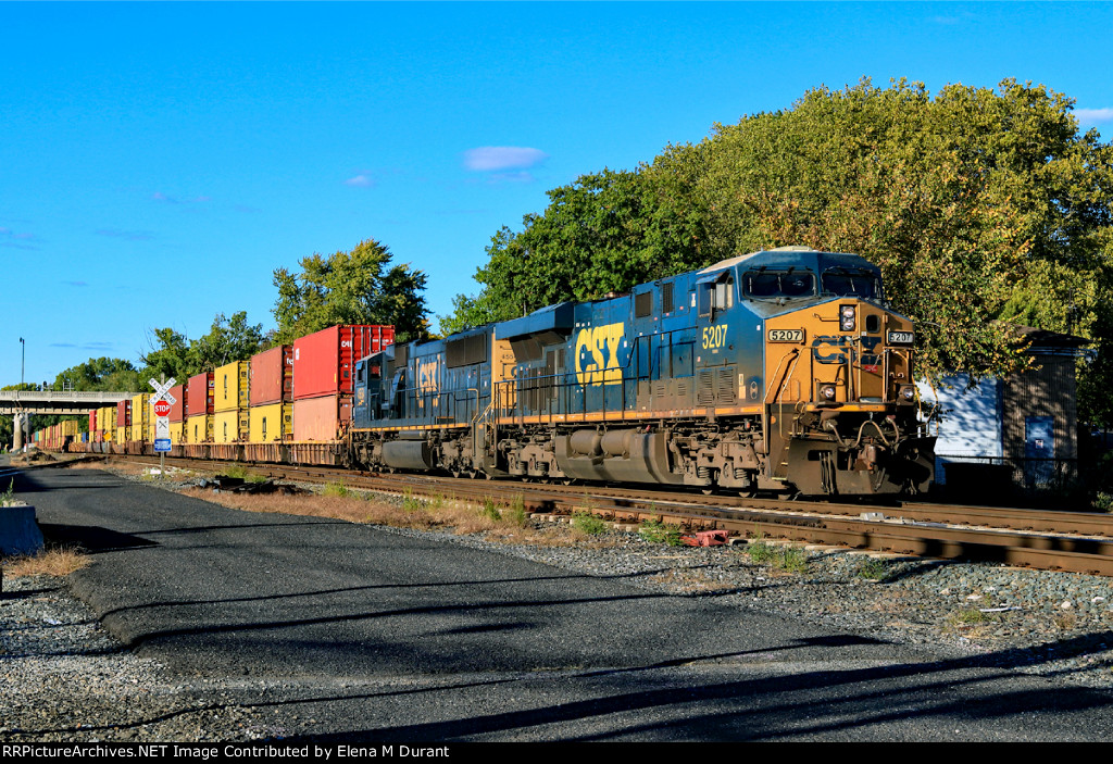 CSX 5207 on I-158